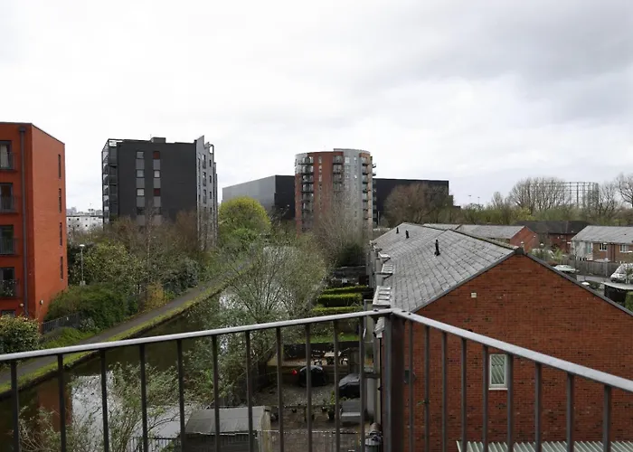 Serene 2-Bed Flat With Canal Views - Coop Live & Ethiad