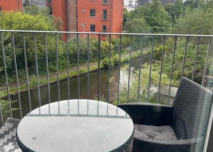 Serene 2-Bed Flat With Canal Views - Coop Live & Ethiad