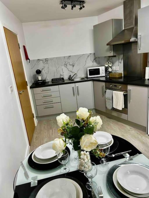 Serene 2-Bed Flat With Canal Views - Coop Live & Ethiad * Manchester