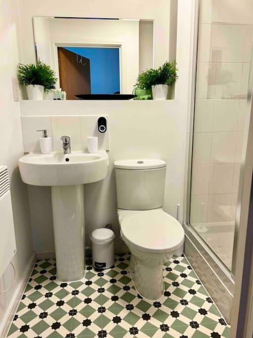 Serene 2-Bed Flat With Canal Views - Coop Live & Ethiad *