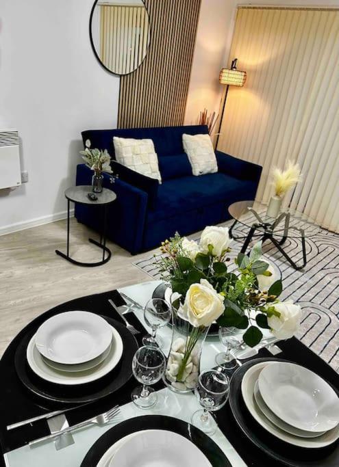 Serene 2-Bed Flat With Canal Views - Coop Live & Ethiad