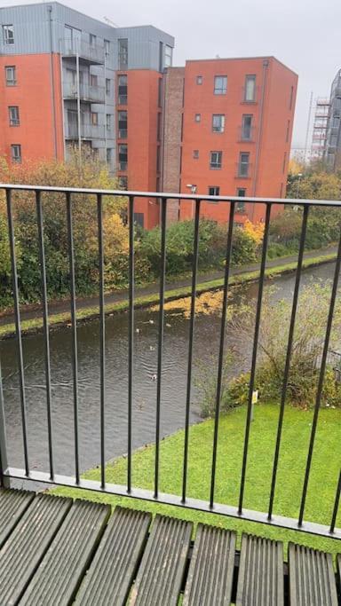 Serene 2-Bed Flat With Canal Views - Coop Live & Ethiad *