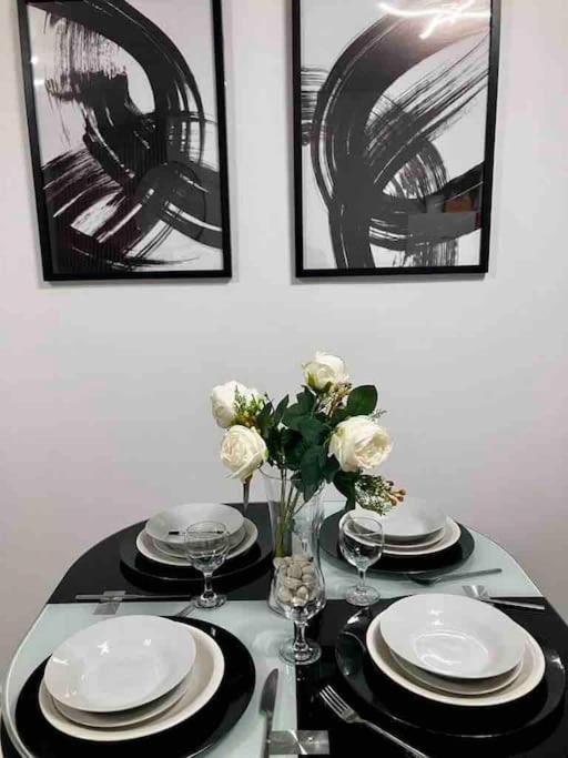 Serene 2-Bed Flat With Canal Views - Coop Live & Ethiad * Manchester