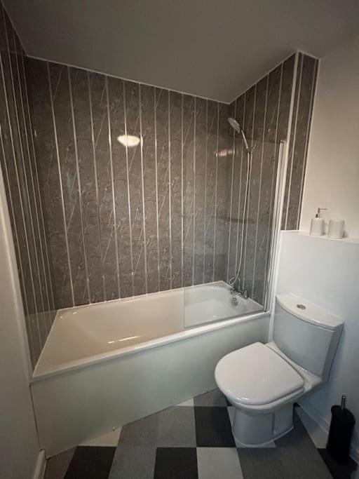 Serene 2-Bed Flat With Canal Views - Coop Live & Ethiad Apartment Manchester