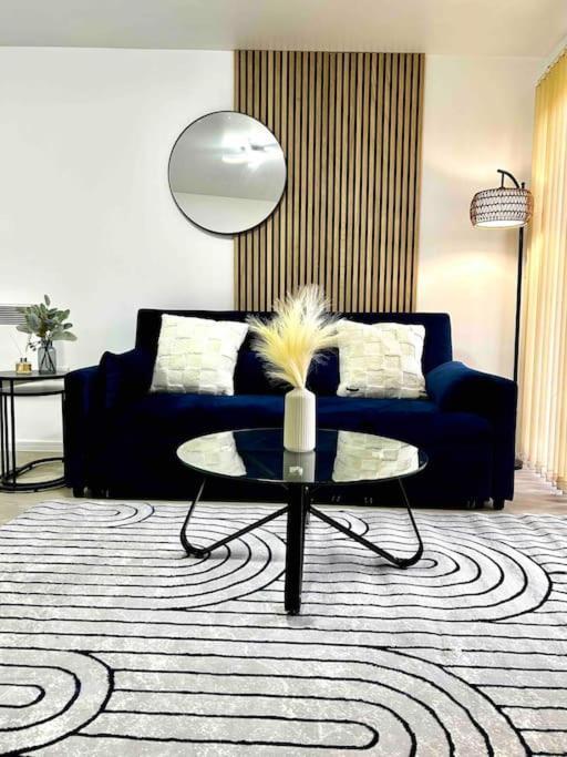 Serene 2-Bed Flat With Canal Views - Coop Live & Ethiad Apartment Manchester