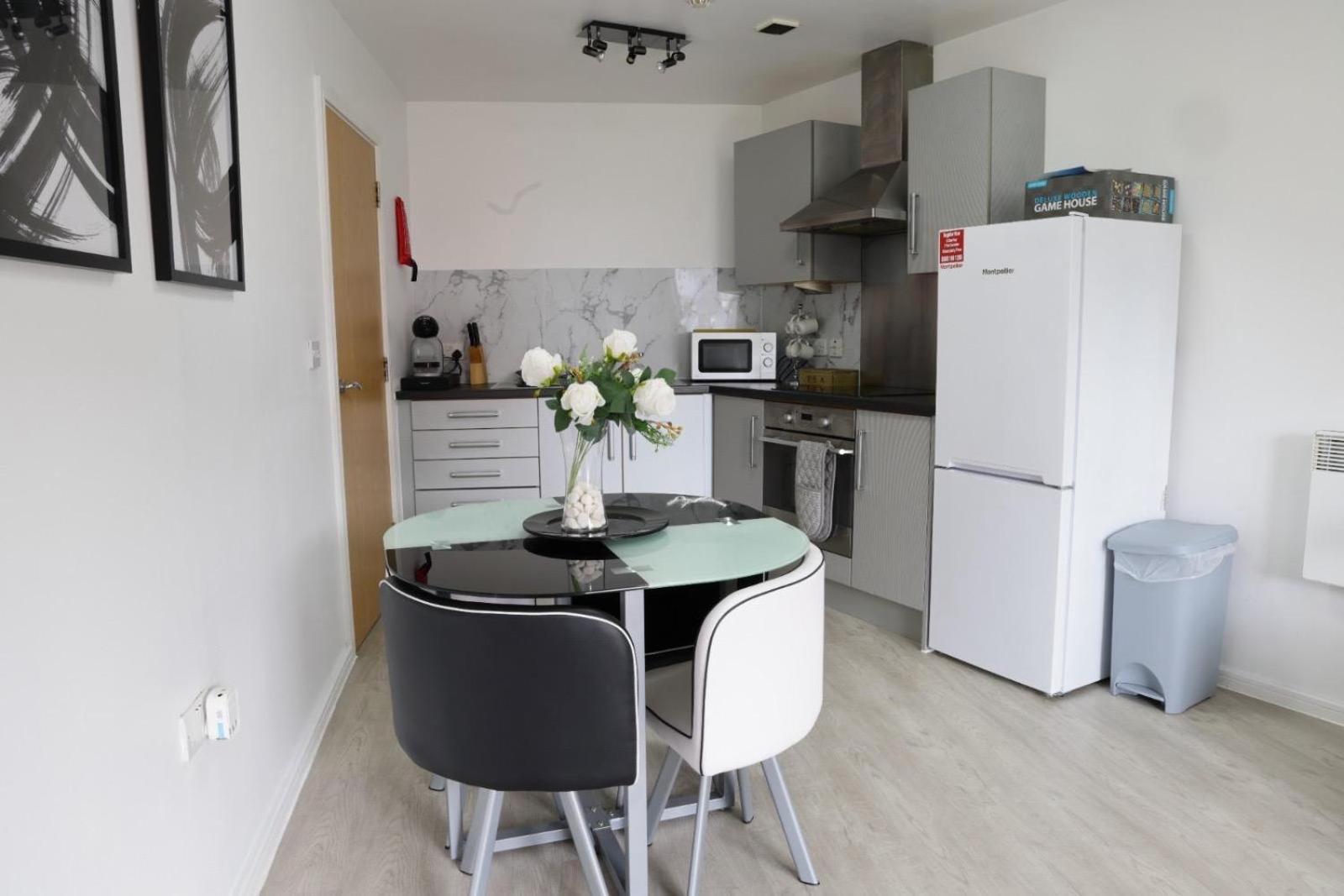 Serene 2-Bed Flat With Canal Views - Coop Live & Ethiad Apartment Manchester