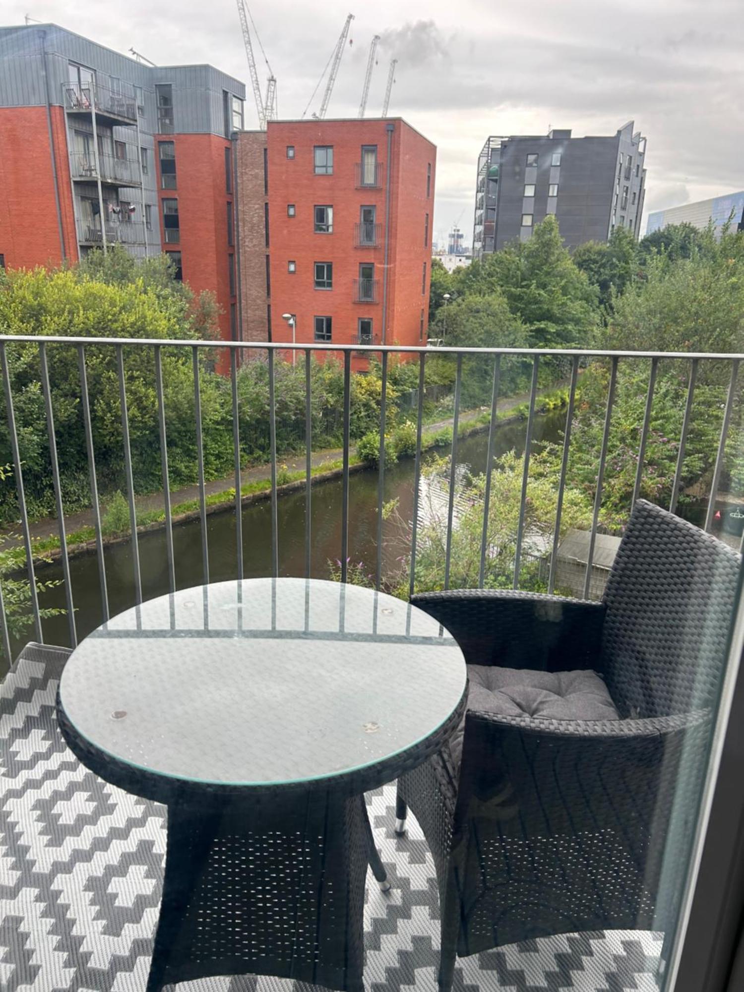 Serene 2-Bed Flat With Canal Views - Coop Live & Ethiad Apartment *