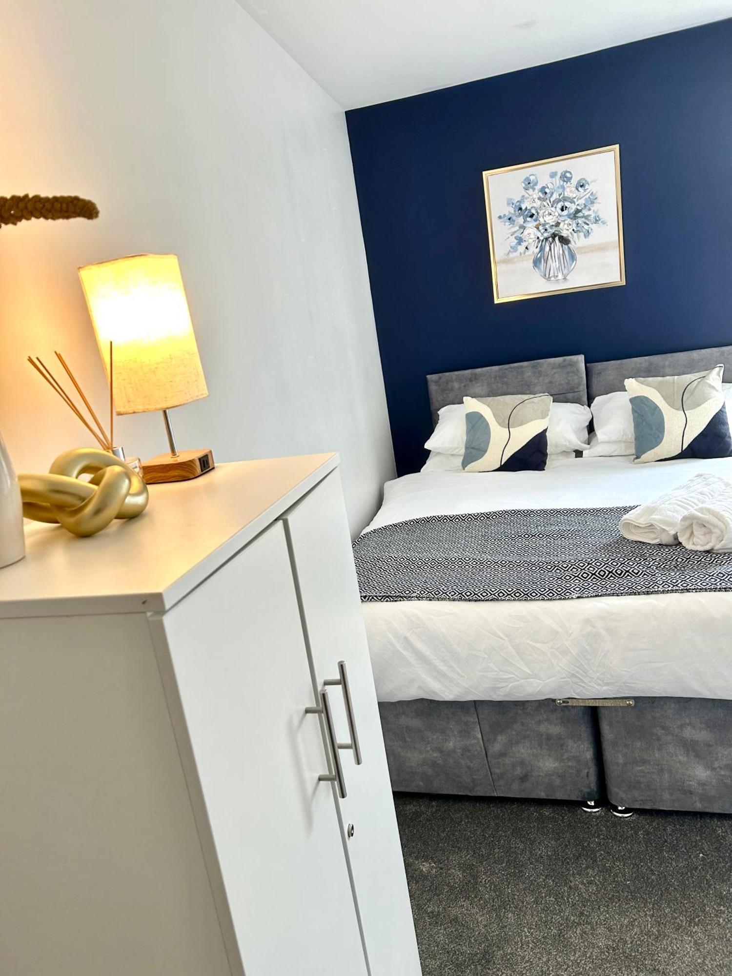 Serene 2-Bed Flat With Canal Views - Coop Live & Ethiad *
