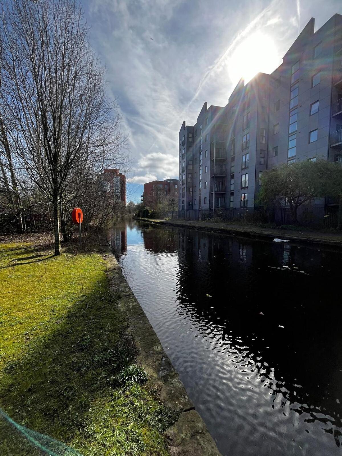 Serene 2-Bed Flat With Canal Views - Coop Live & Ethiad Apartment Manchester