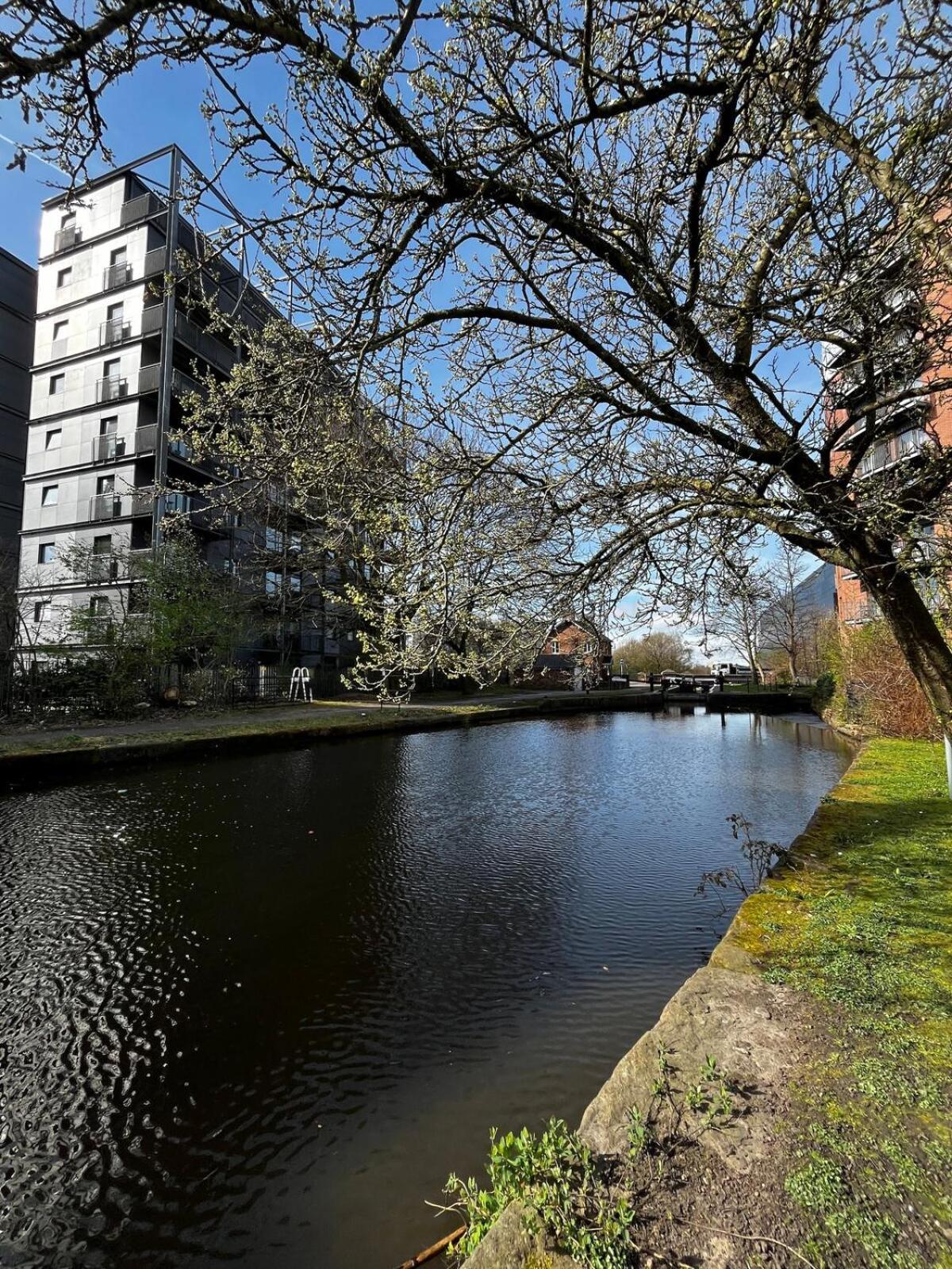 Serene 2-Bed Flat With Canal Views - Coop Live & Ethiad Apartment *