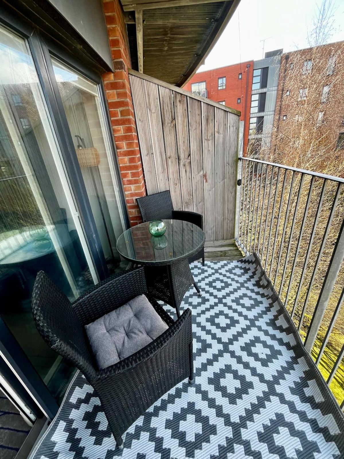 Serene 2-Bed Flat With Canal Views - Coop Live & Ethiad * Manchester